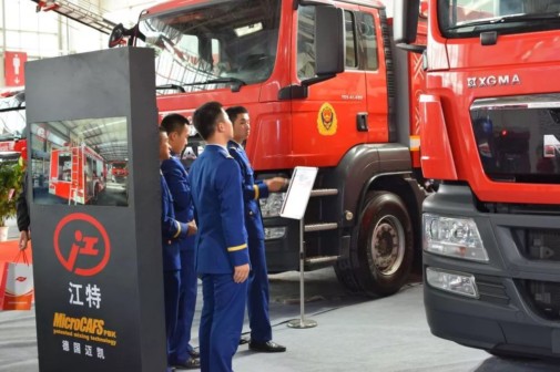消防部隊(duì)參觀(guān)我公司消防車(chē)